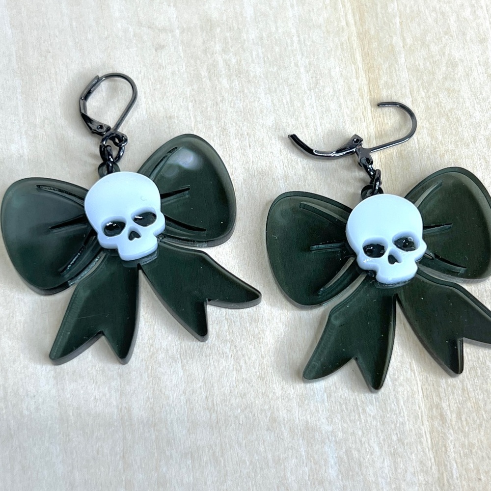 Bow and Skull Earrings - Pastel Goth - Coquette - clear black and white